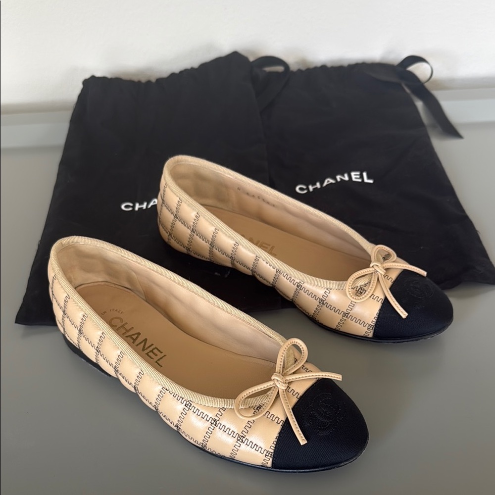CHANEL Cream and Black Flats with Quilted Design - Picture 3 of 5
